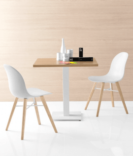 chaise en bois clair et polypropylène blanc