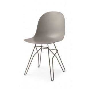 chaise avec pieds en acier design et assise en polypropylène