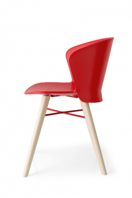 chaise design en bois clair et polypropylène rouge