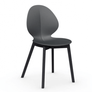 chaise design en bois noir et polypropylène