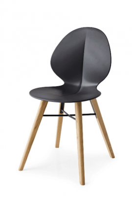 chaise design en bois clair et polypropylène