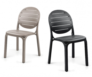 chaises d&#039;extérieur classiques noir ou beige