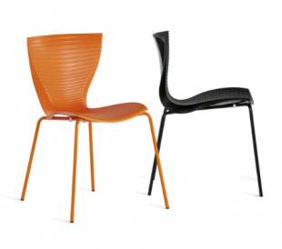 chaises aux formes design en acier laqué orange et noir