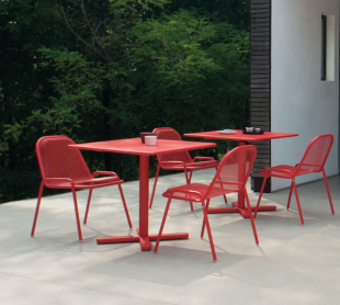 chaises et table d&#039;extérieur en acier perforé rouge classique