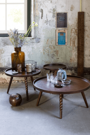 table en bois et décoration en cuivre style vintage