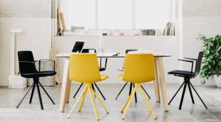 tables et chaises noires et jaunes style scandinave