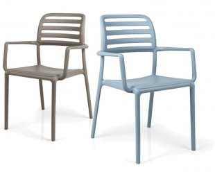 chaises d&#039;extérieur colorées bleu ciel ou beige