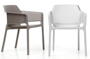 chaise d&#039;extérieur design perforée en blanc ou beige