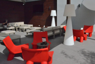 sièges lounge design en polypropylène rouge