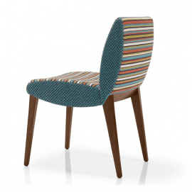 chaise en bois et tissu coloré assise rembourrée
