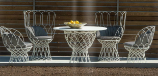 sièges lounge et table design assortis style romantique