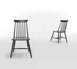 chaise en bois ou laquée de couleur noire