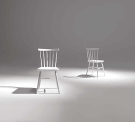 chaise en bois ou laquée couleur blanche