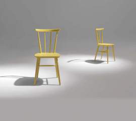 chaise en bois ou laquée de couleur jaune