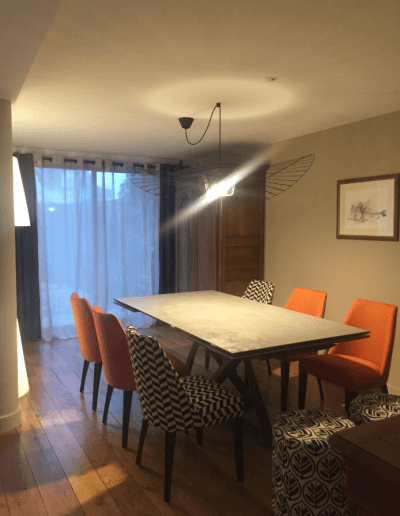 décoration d&#039;appartement chaises oranges et rayées