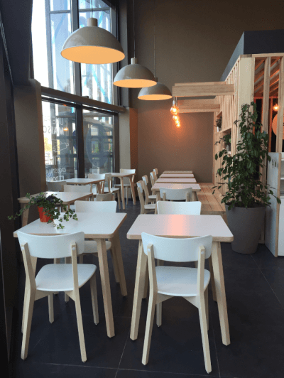 décoration de pizzeria tables et chaises blanches