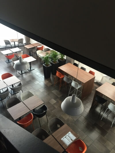 décoration de restaurant tables et chaises design